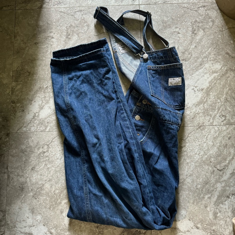 Levi’s dark denim overalls XS